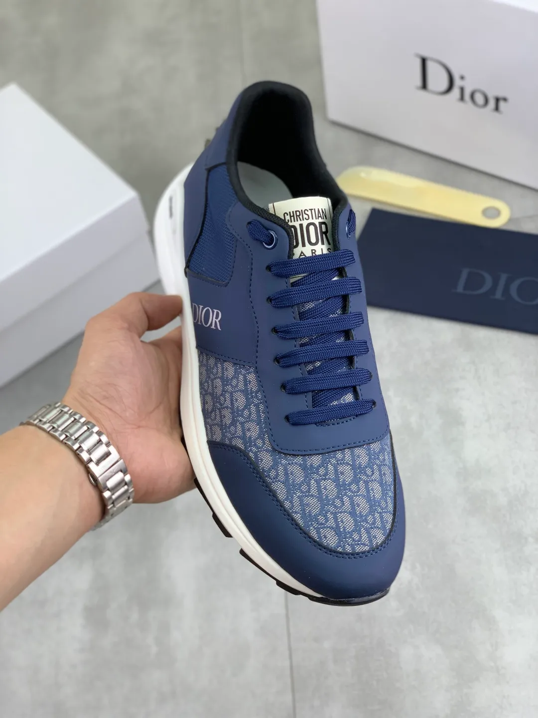 Men's shoes 💰P420 New Dior Chrono 2025 new product B30 series, in white and black fly woven series, decorated with computer-printed CD logo on both sides, star patch on the tongue and Dior logo on the heel, many details highlight the style. The interior is matched with the original color matching mesh, and the interior of the body is supported by low-temperature shaping sheets, and is filled with light feather cotton to keep the interior full and soft against the feet. The exclusive open-molded outsole adopts a one-piece molding process, so there is no need to worry about problems such as the opening and falling of sole decorative accessories. It is light and comfortable to wear, yet strong and wear-resistant. The two-color shoelaces are accessorized with exquisite metal five-pointed star pendants, creating a high-end, trendy and casual look at all times. Color: white black blue code number: 38-44 (45 customized)